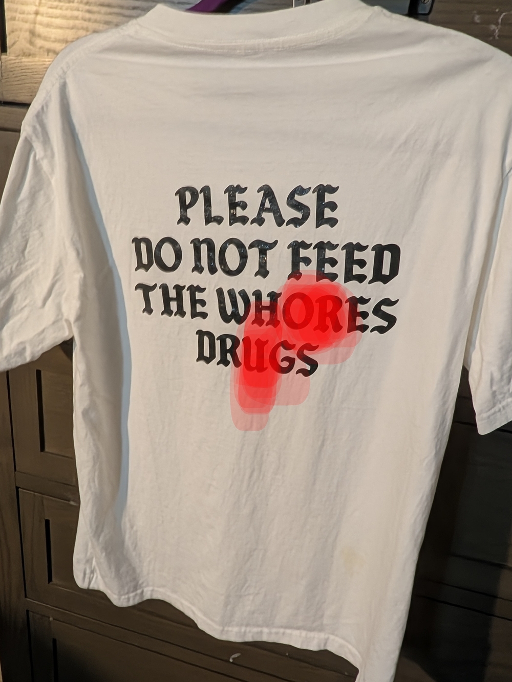 SIIRIGO White GRAPHIC tee- PLZ DO NOT FEED THE WH0R3S DRU8S